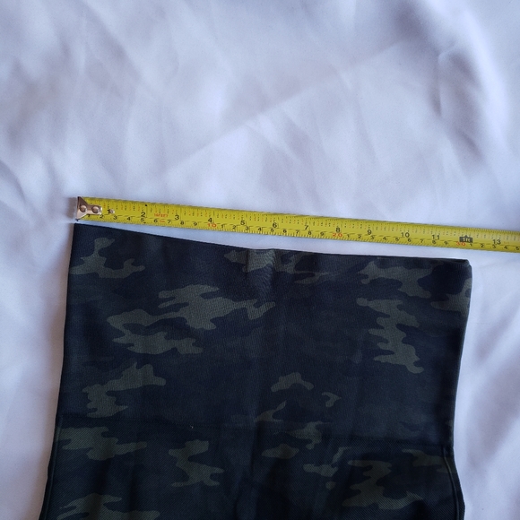 Look At Me Now Seamless Legging in Green Camo SPANX Medium high rise olive - Picture 7 of 8